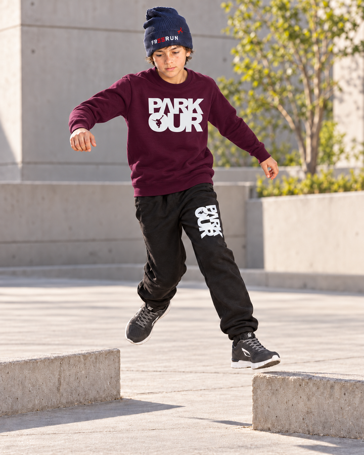 Bordeaux/hvid Parkour-sweatshirt – i brug til parkour. Øvrig styling købes separat.