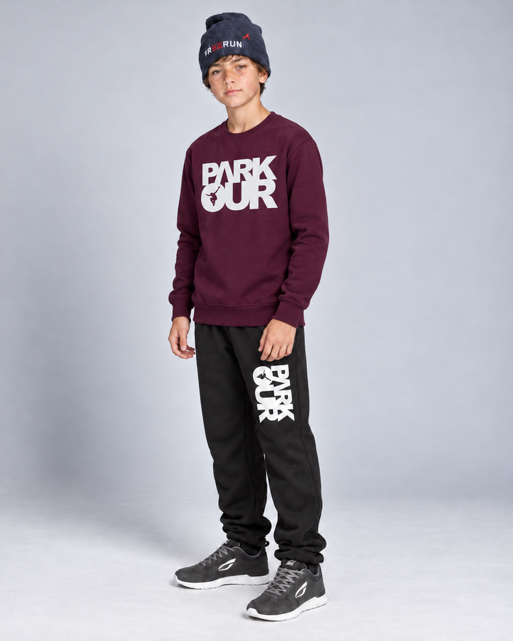 Bordeaux/hvid Parkour-sweatshirt – på model fra siden. Øvrig styling købes separat.