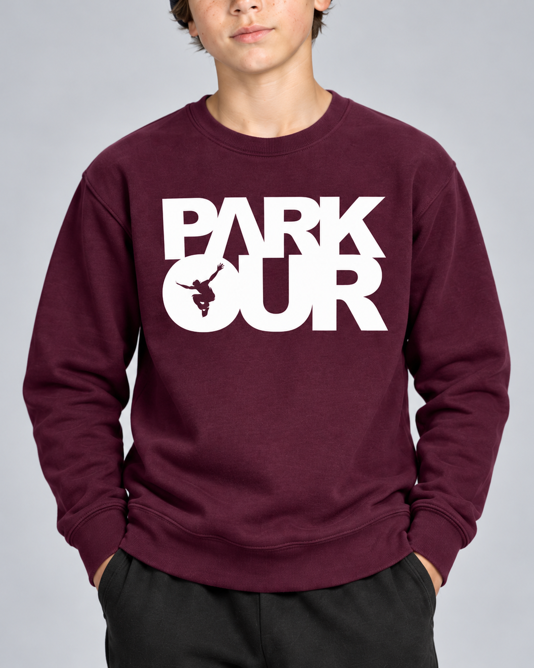 Bordeaux/hvid Parkour-sweatshirt – detalje af tryk og materiale. Øvrig styling købes separat.