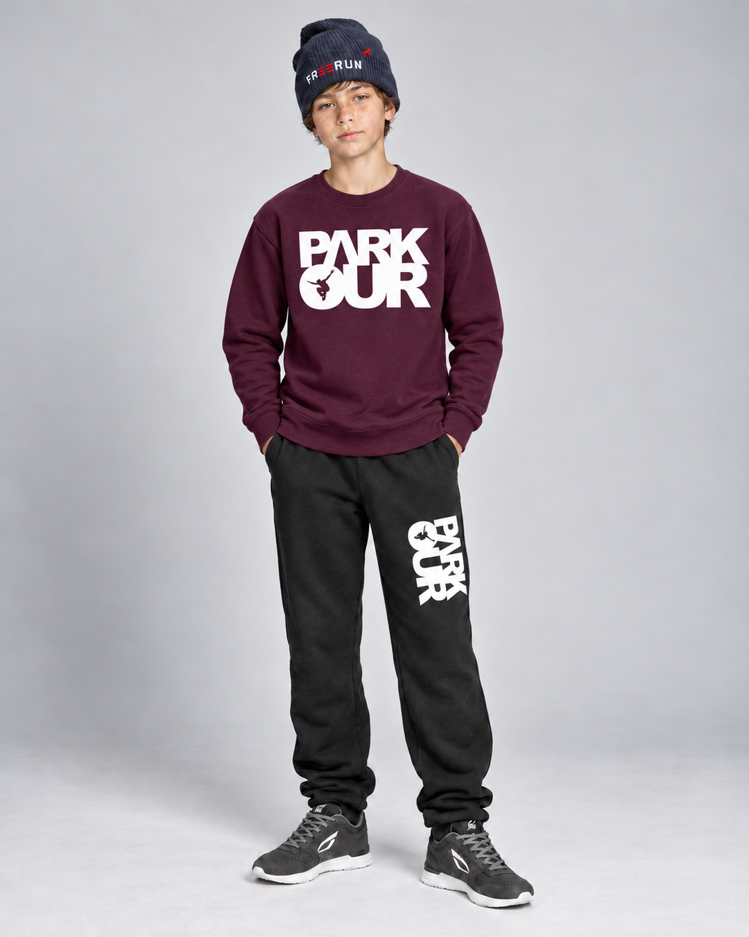 Bordeaux/hvid Parkour-sweatshirt – på model forfra. Øvrig styling købes separat.