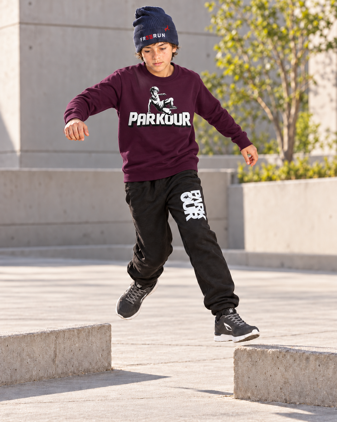 Bordeaux Traceur-bluse – i brug til parkour. Øvrig styling købes separat.