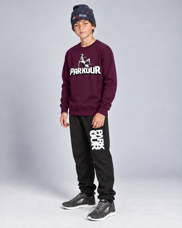 Bordeaux Traceur-bluse – på model fra siden. Øvrig styling købes separat.
