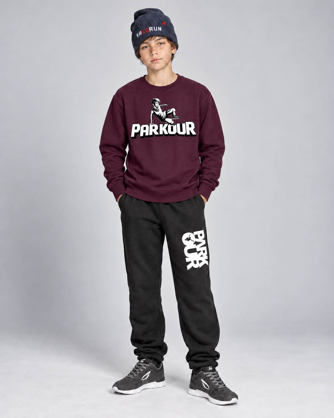 Bordeaux Traceur-bluse – på model forfra. Øvrig styling købes separat.