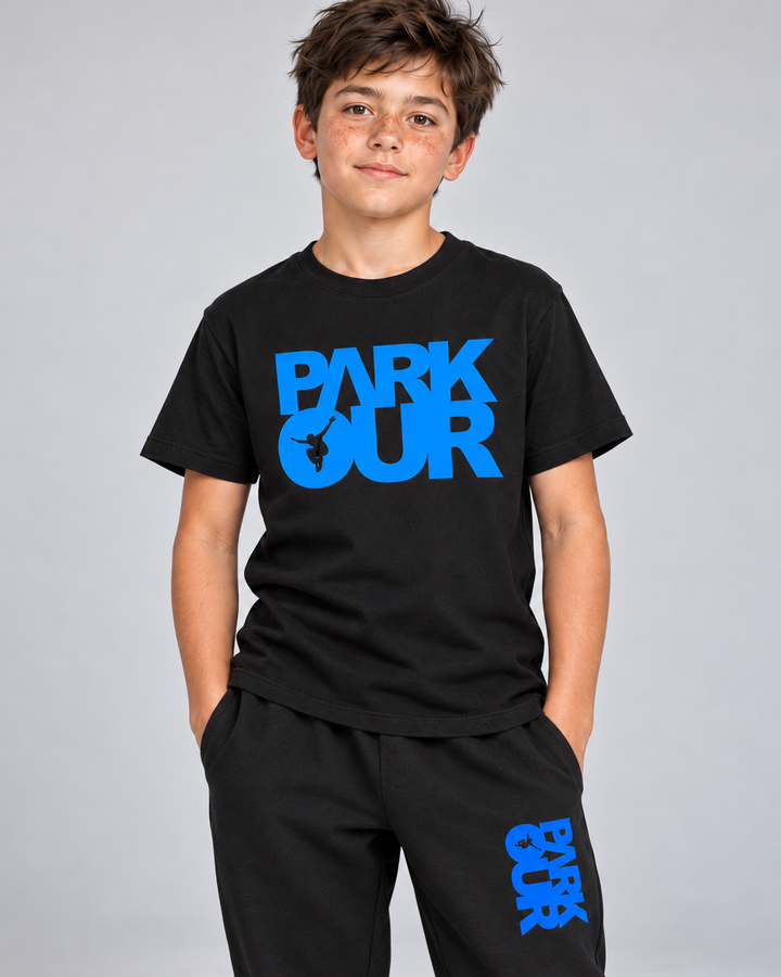 T-shirt og bukser fra den sort/blå startpakke – detalje af T-shirtens tryk. Hue og eventuel hoodie ses på pakkens oversigtsfoto. Sko købes separat.
