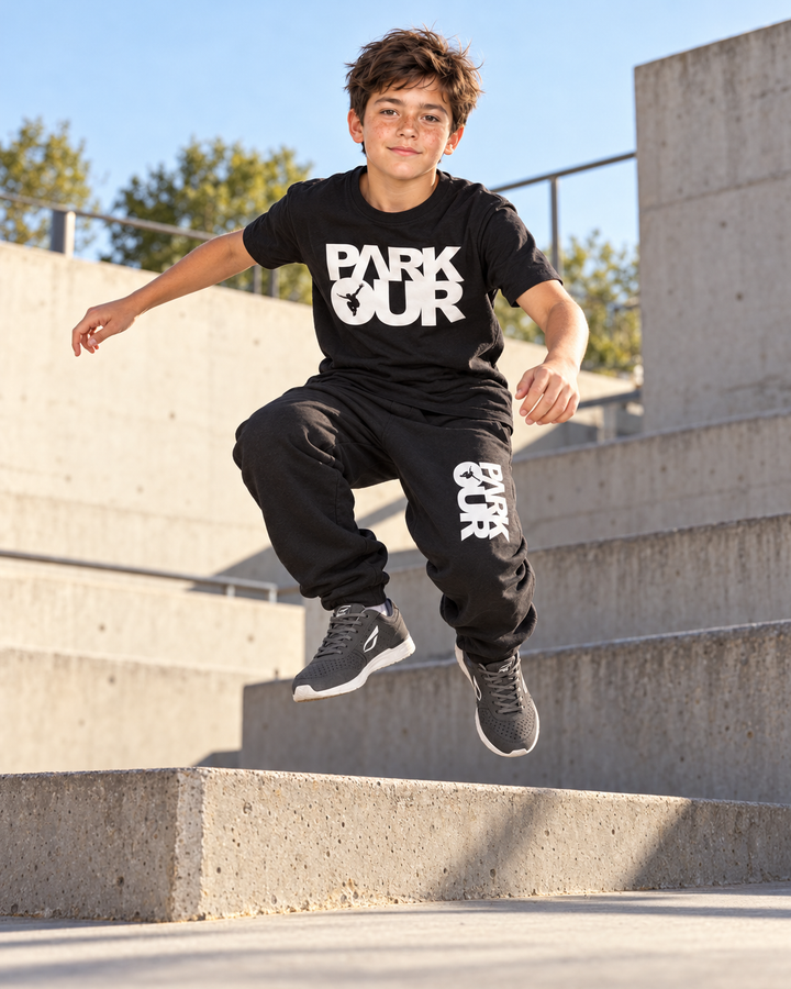 Sort/hvidt parkouroutfit med box-logo – i brug under parkour