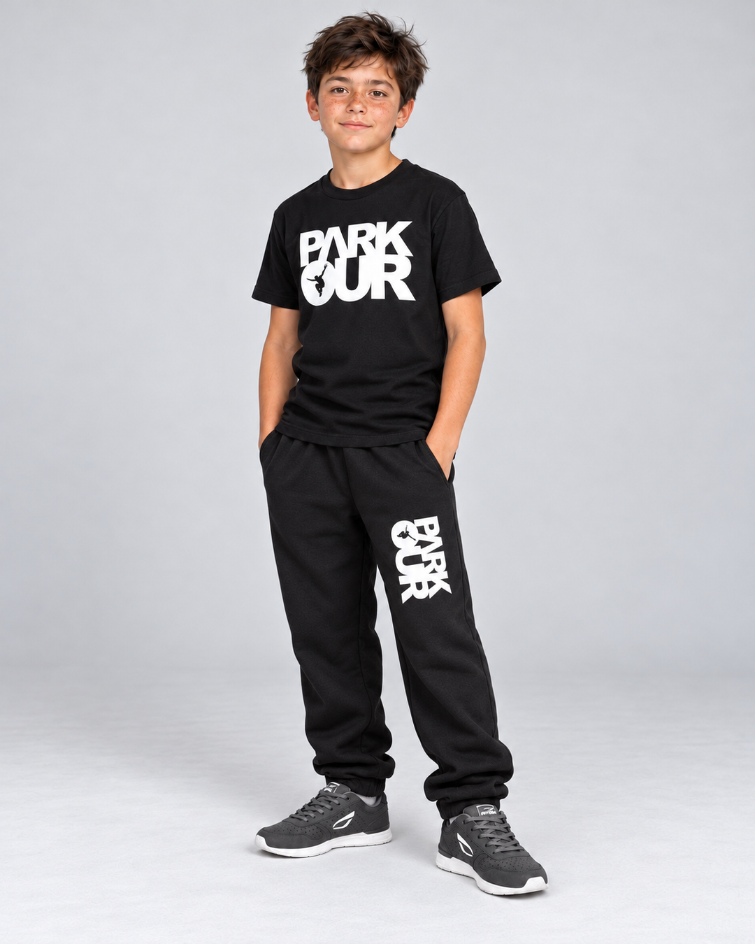Sort/hvidt parkouroutfit med box-logo – på model fra siden