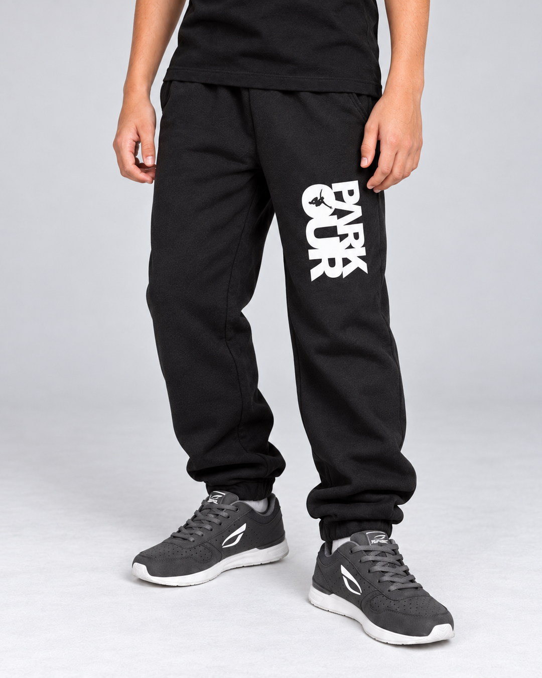 Sort/hvidt parkouroutfit med box-logo – detalje af buksernes tryk