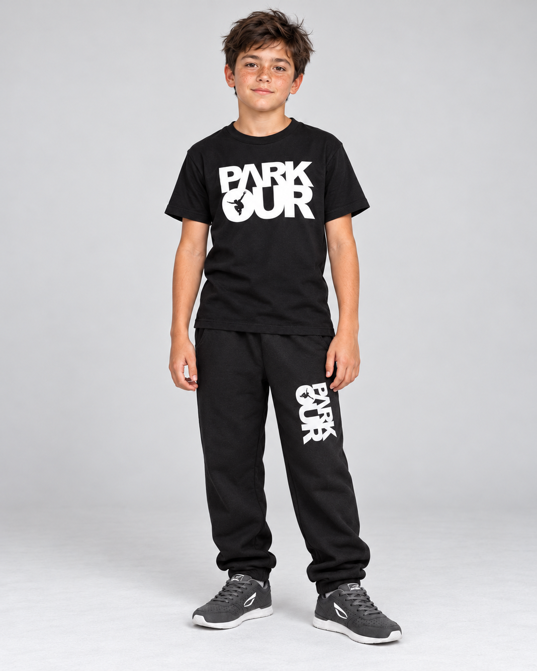 Sort/hvidt parkouroutfit med box-logo – på model forfra – T-shirt og bukser fra Medium sort/hvid; hoodie og hue ses på pakkens oversigtsfoto. Sko købes separat.