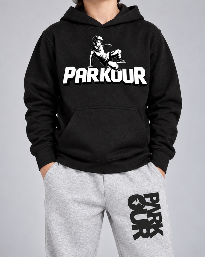 Sort Traceur-hoodie, grå/sorte bukser og grå FREERUN-hue – detalje af tryk og materiale.