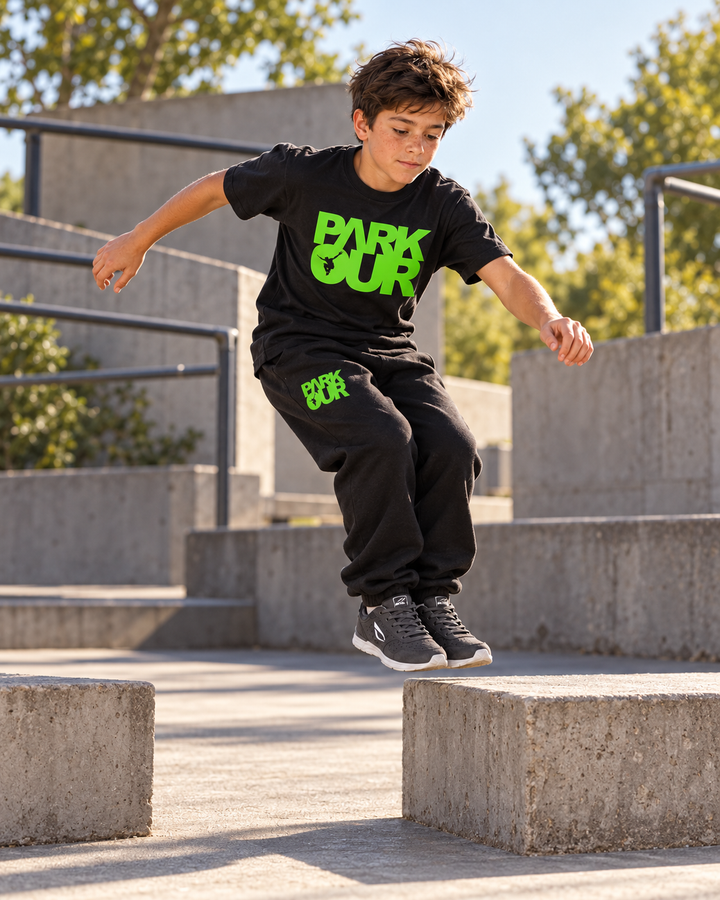Parkour T-shirt og bukser, sort/grøn – i brug under parkour
