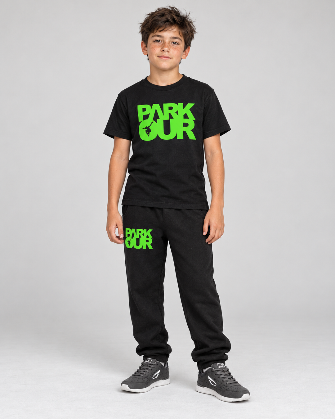 Parkour T-shirt og bukser, sort/grøn – på model forfra