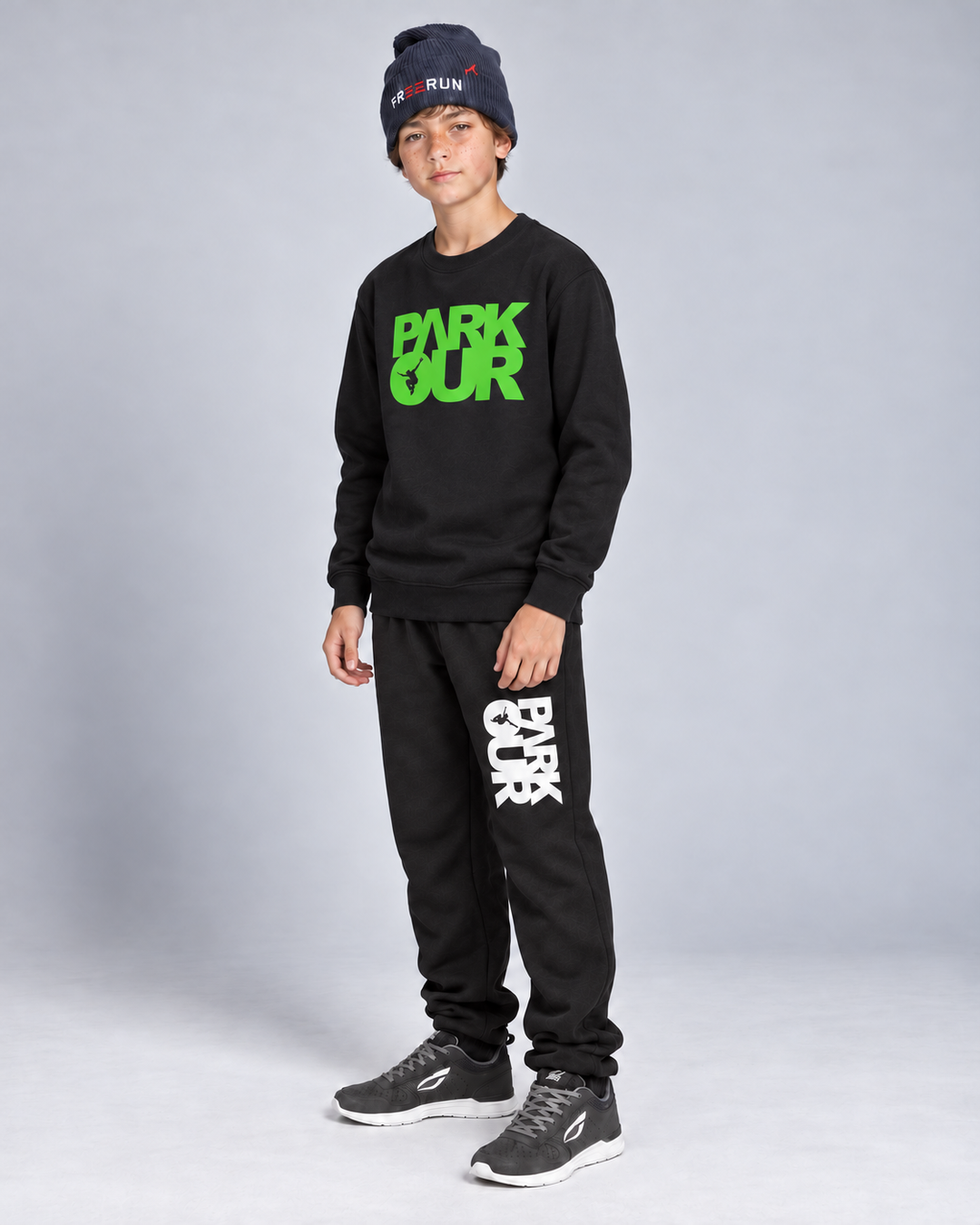 Sort/grøn Parkour-sweatshirt – på model fra siden