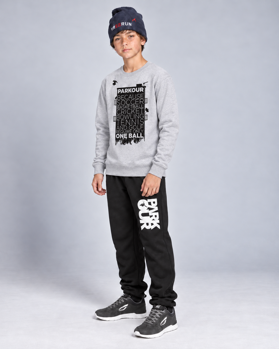 Grå Parkour Takes BALLS-sweatshirt – på model fra siden.