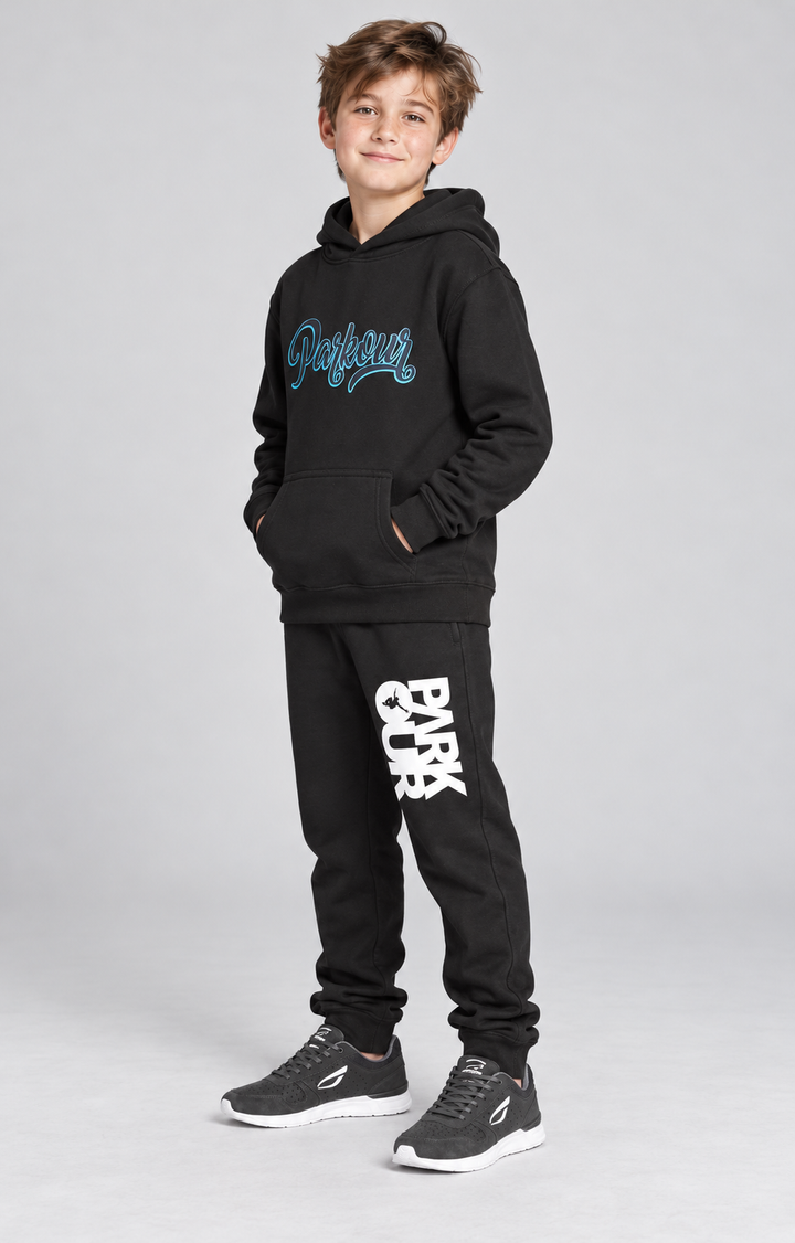 Street Parkour Hoodie, sort/blå – på model fra siden. Hoodie og bukser fra Street Session. Sko købes separat.