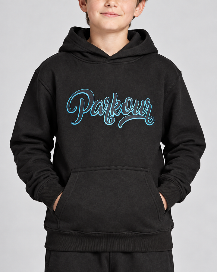 Street Parkour Hoodie, sort/blå – detalje af tryk og materiale. Hoodie og bukser fra Street Session. Sko købes separat.