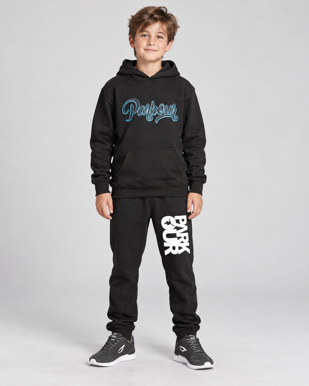 Street Parkour Hoodie, sort/blå – på model forfra. Hoodie og bukser fra Street Session. Sko købes separat.