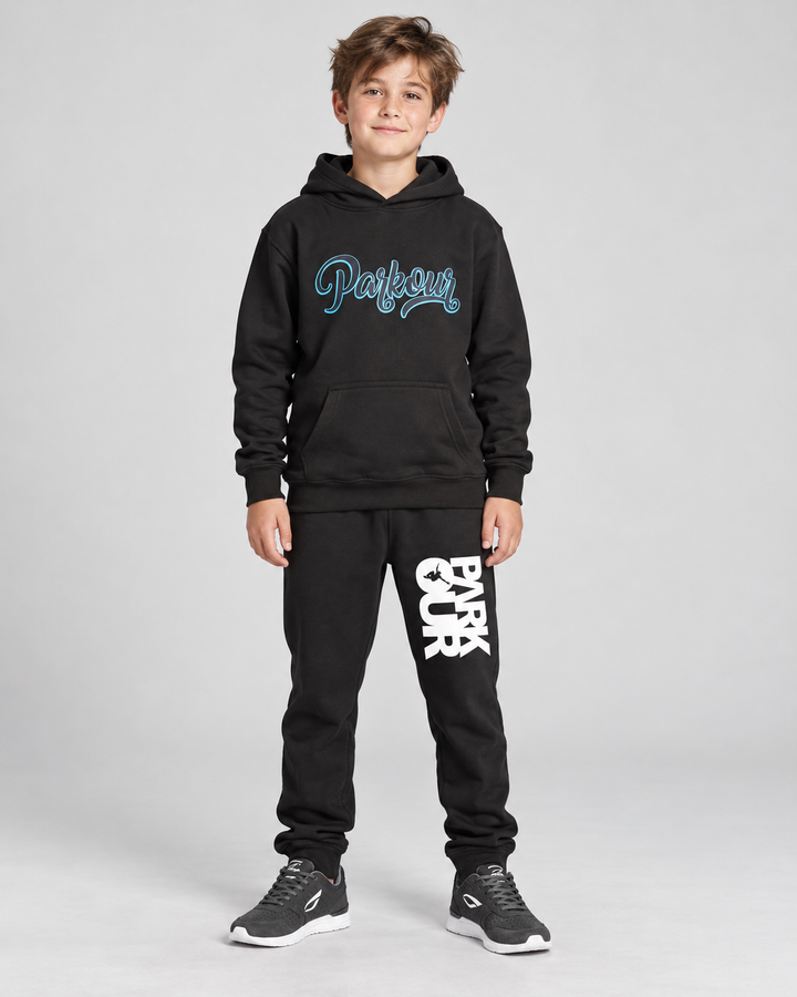 Street Parkour Hoodie, sort/blå – på model forfra. Hoodie og bukser fra Street Session. Sko købes separat.
