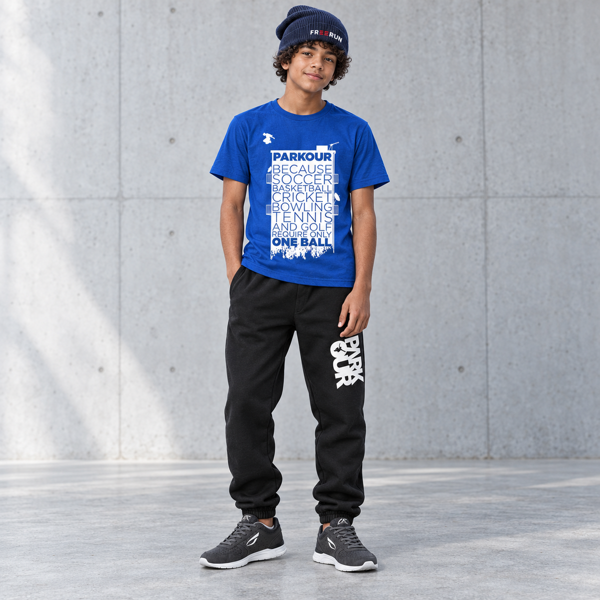 Blue Contrast – parkour sæt på model med grå JIYO Flow 2.0. Sko købes separat.