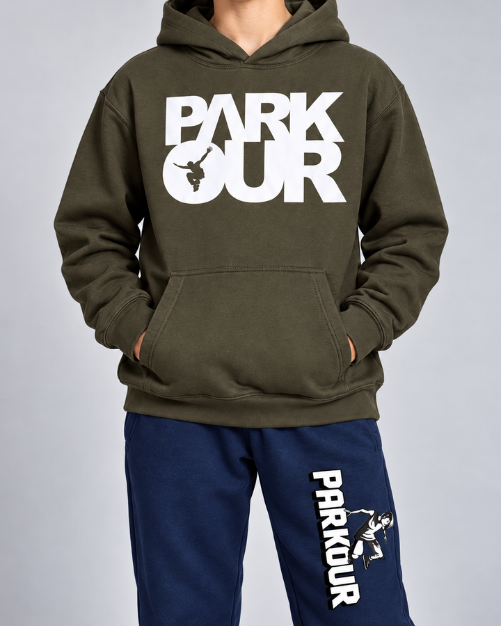 Oliven Parkour-hoodie, navy Traceur-bukser og orange Parkour-hue – detalje af tryk og materiale.