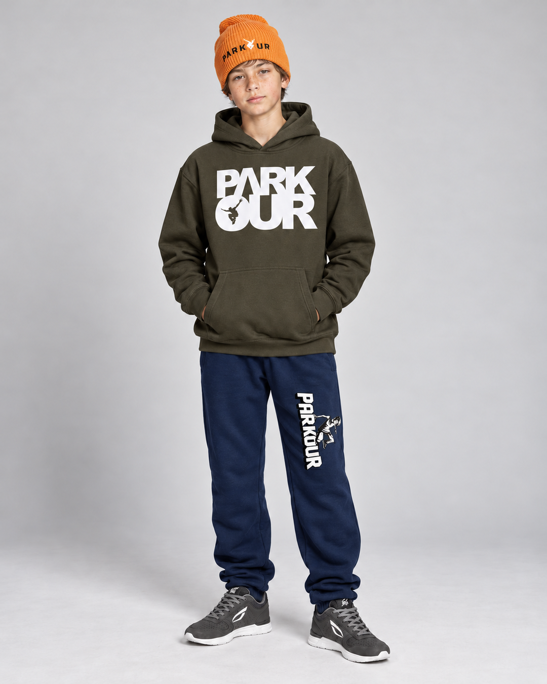 Oliven Parkour-hoodie, navy Traceur-bukser og orange Parkour-hue – forfra.