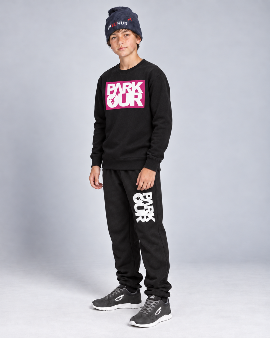 Sort/pink/hvid Parkour-sweatshirt – på model fra siden. Øvrig styling købes separat.
