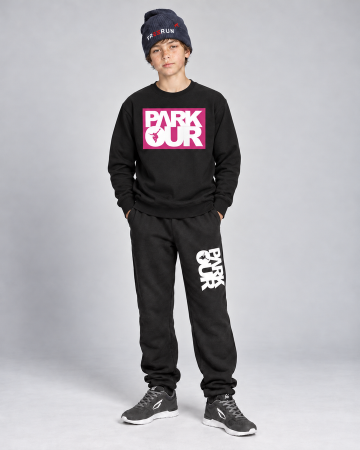 Sort/pink/hvid Parkour-sweatshirt – på model forfra. Øvrig styling købes separat.
