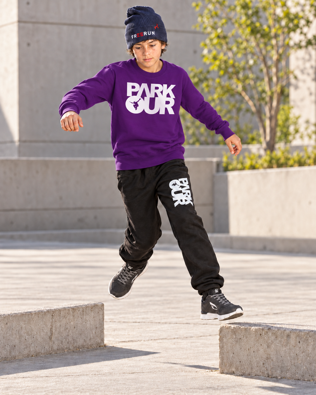 Lilla/hvid Parkour-sweatshirt – i brug under parkourtræning.