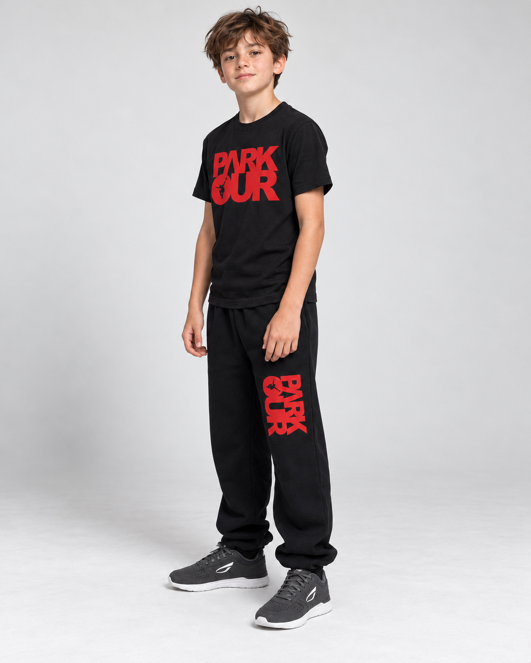 Sort/rødt parkouroutfit set fra siden på samme dreng