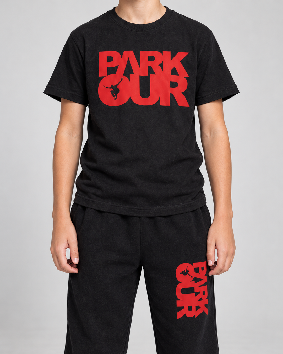 Detalje af rødt Parkour box-tryk og sort materiale på T-shirt og bukser – T-shirt og bukser fra Small sort/rød; hue ses på pakkens oversigtsfoto. Sko købes separat.