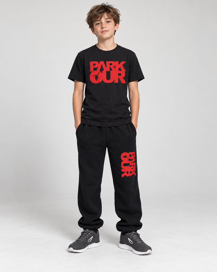 Sort/rød Parkour T-shirt og parkourbukser på dreng, stylet med grå JIYO Flow 2.0 – T-shirt og bukser fra Small sort/rød; hue ses på pakkens oversigtsfoto. Sko købes separat.