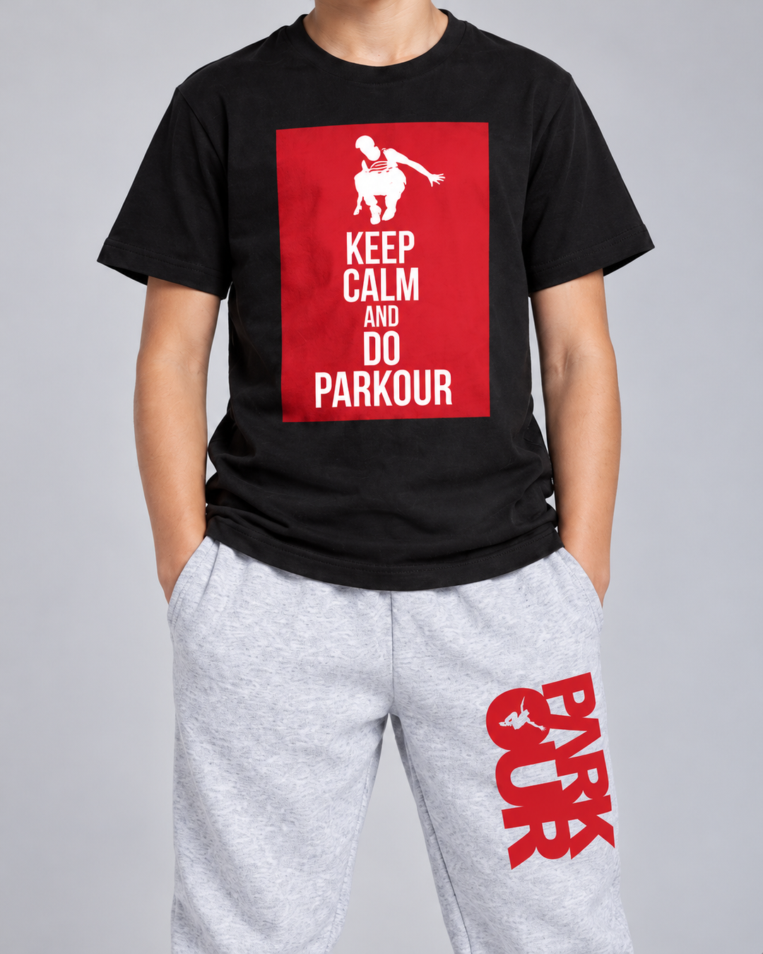 Sort Keep Calm T-shirt og grå/røde bukser med grå FREERUN-hue – detalje af tryk og materiale.