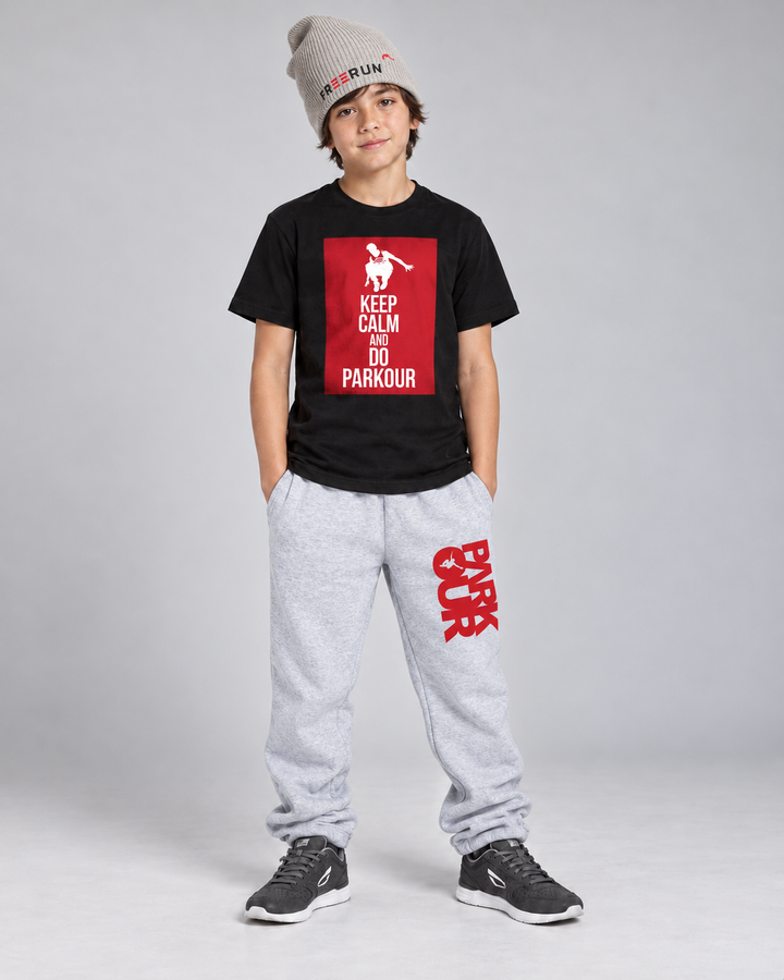 Sort Keep Calm T-shirt og grå/røde bukser med grå FREERUN-hue – forfra.