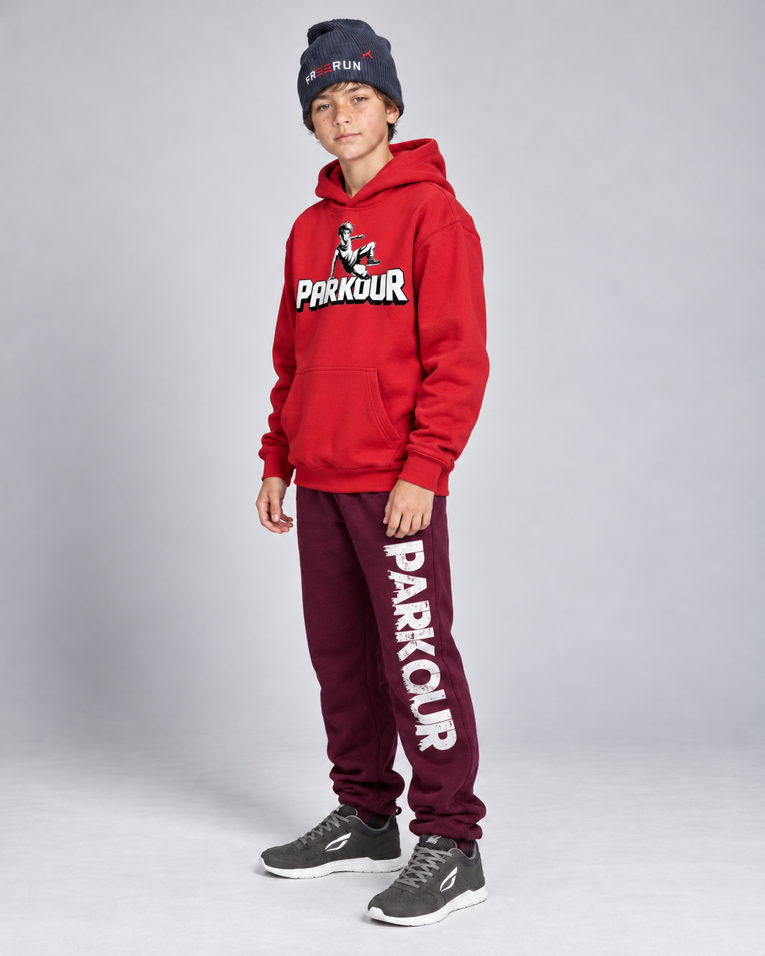 Rød Traceur-hoodie og bordeaux bukser med lodret Parkour-tryk – fra siden.