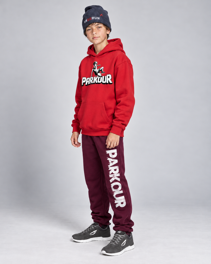Rød Traceur-hoodie og bordeaux bukser med lodret Parkour-tryk – fra siden.