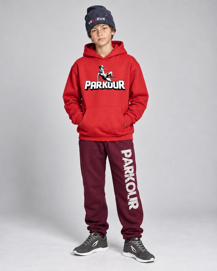 Rød Traceur-hoodie og bordeaux bukser med lodret Parkour-tryk – forfra.