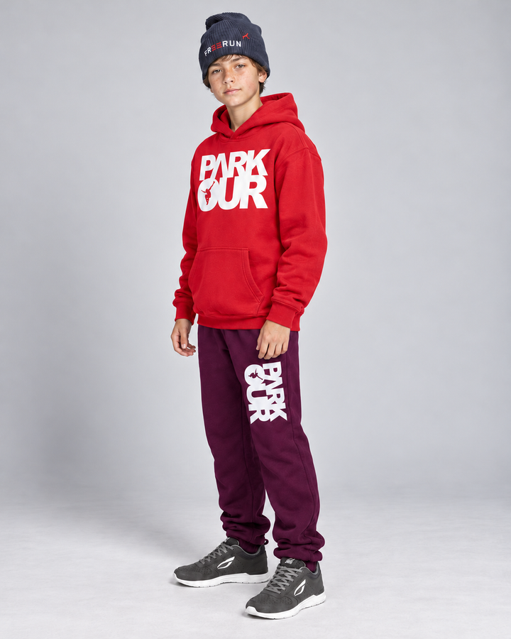 Rød/hvid Parkour-hoodie og bordeaux box-bukser – fra siden.