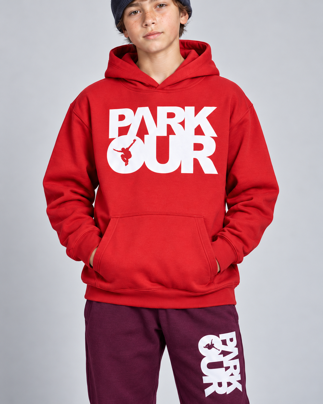 Rød/hvid Parkour-hoodie og bordeaux box-bukser – detalje af tryk og materiale.