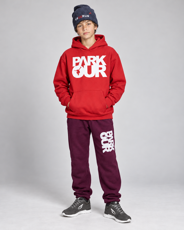 Rød/hvid Parkour-hoodie og bordeaux box-bukser – forfra.