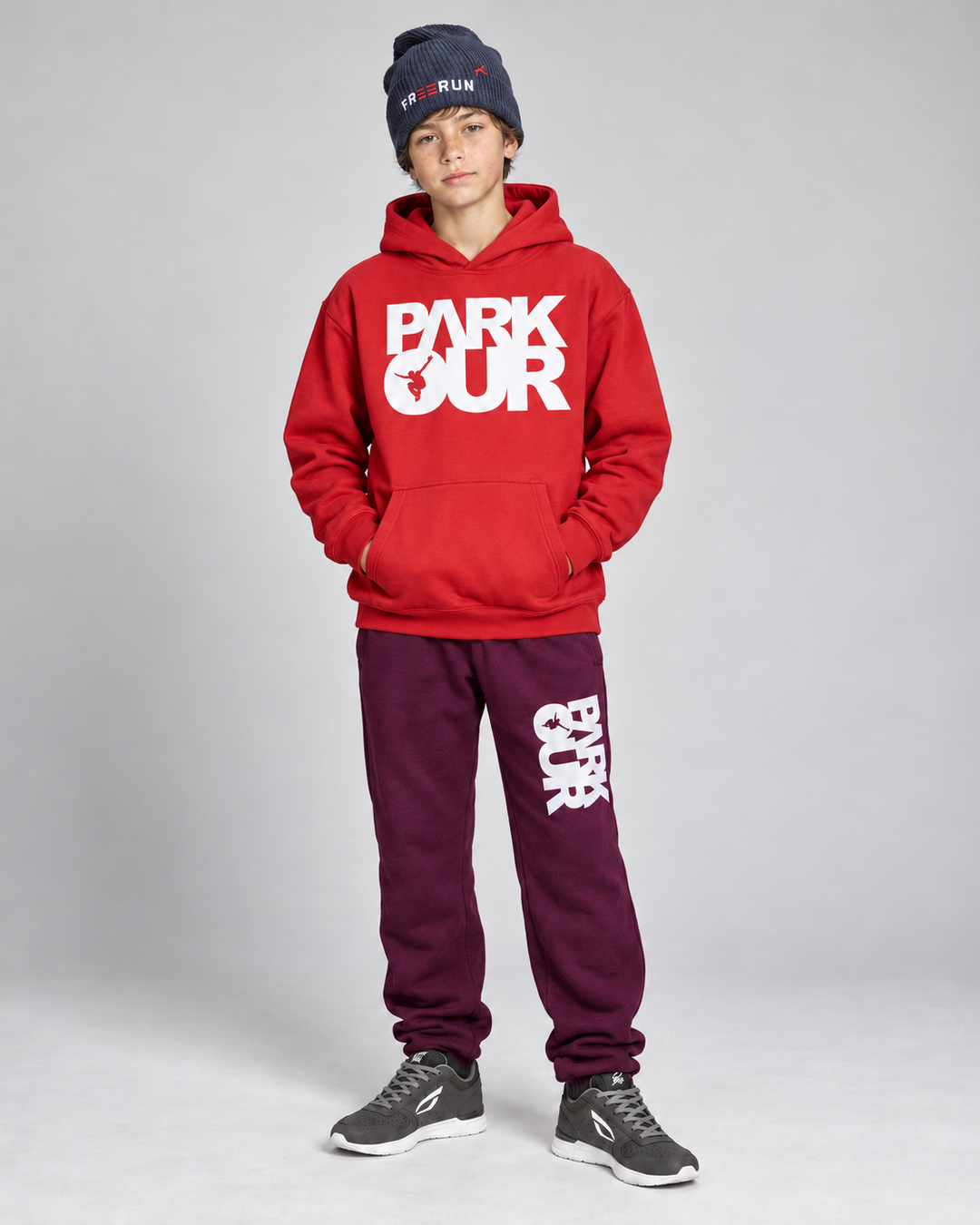 Rød/hvid Parkour-hoodie og bordeaux box-bukser – forfra.