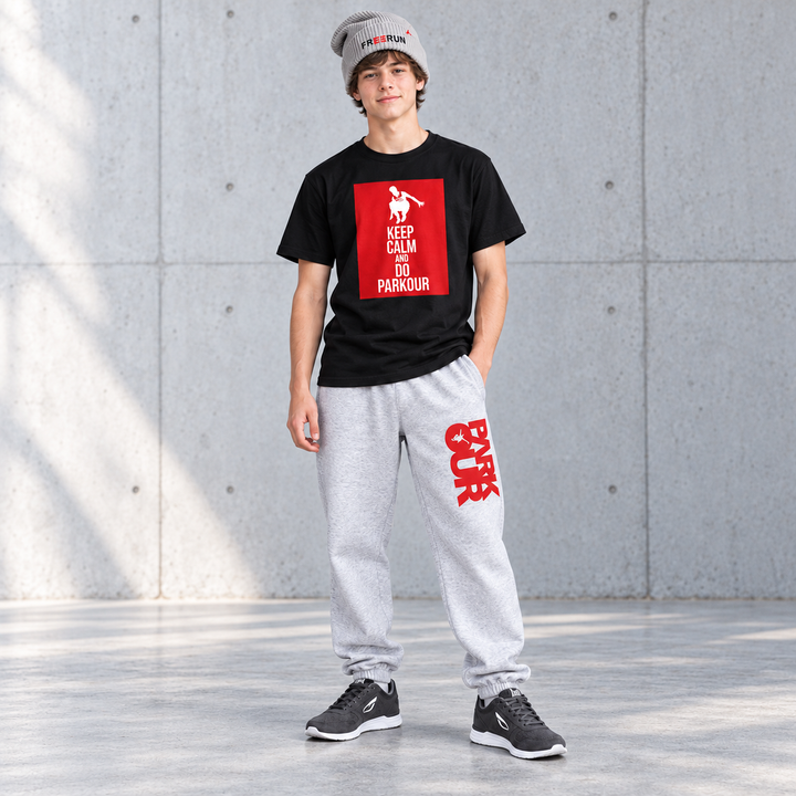 Red Route – Parkour Sæt med 3 dele – solbelyst betonmiljø med grå JIYO Flow 2.0. Sko købes separat.