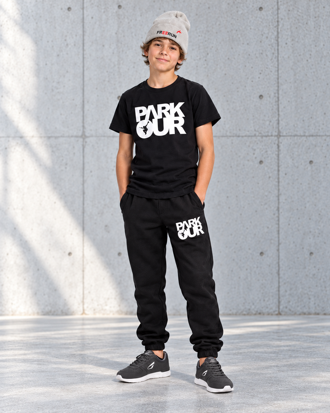 Parkour Startpakke - small, sort/hvid – solbelyst betonmiljø med grå JIYO Flow 2.0. Sko købes separat.