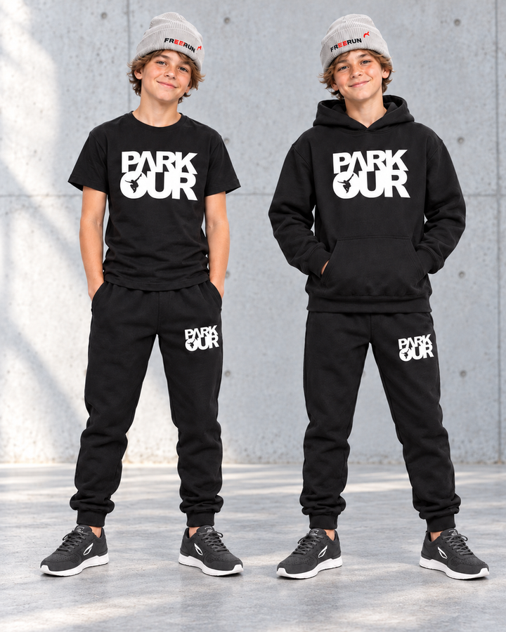 Parkour Startpakke - Medium (sort med hvid ) – solbelyst betonmiljø med grå JIYO Flow 2.0. Sko købes separat.