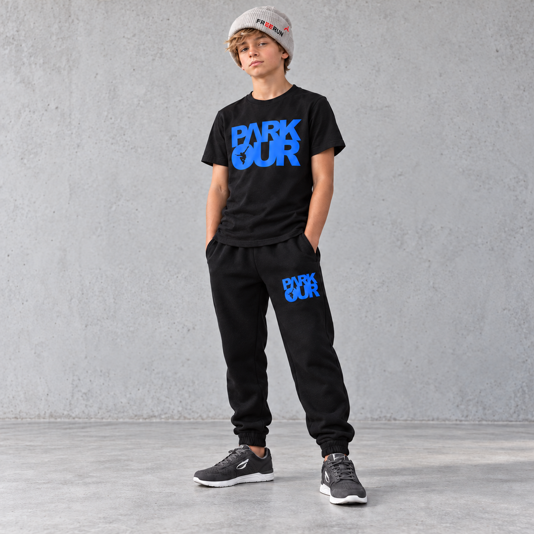 Parkour startpakke blue på drengemodel. Grå JIYO Flow-sko købes separat.