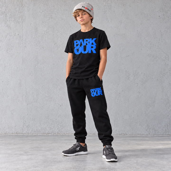 Parkour startpakke blue på drengemodel. Grå JIYO Flow-sko købes separat.