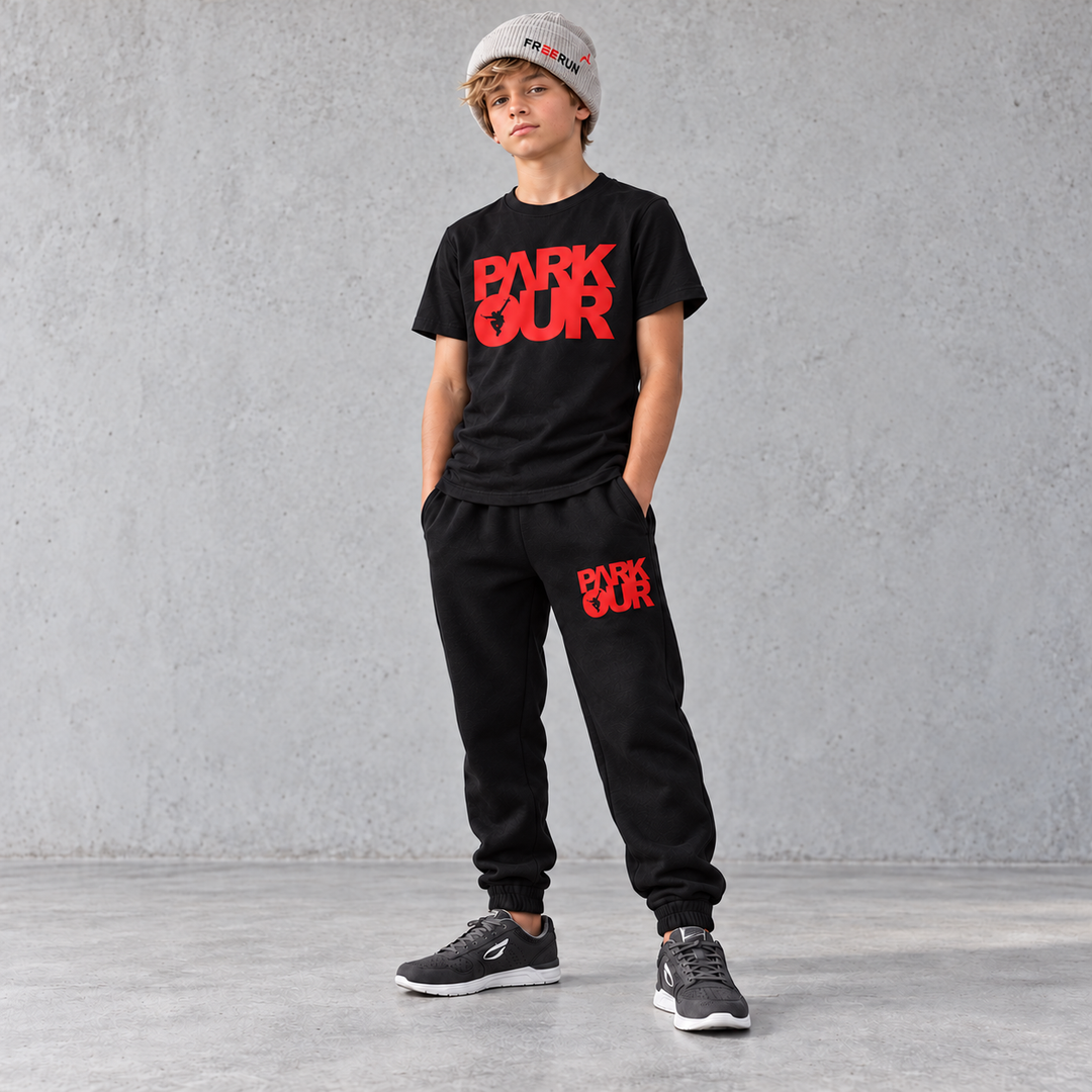 Parkour startpakke red på drengemodel. Grå JIYO Flow-sko købes separat.