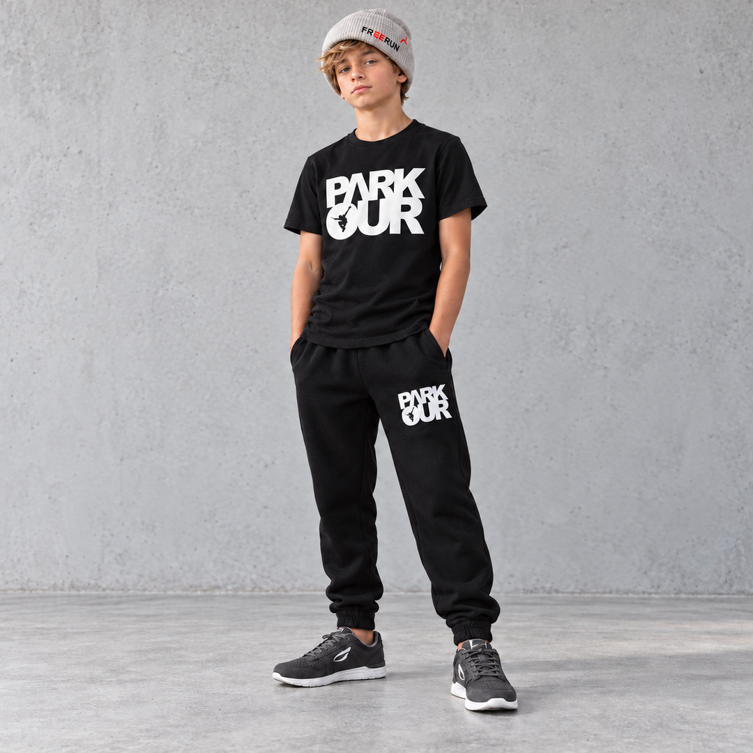 Parkour startpakke white på drengemodel. Grå JIYO Flow-sko købes separat.