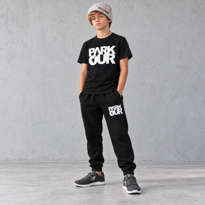Parkour startpakke white på drengemodel. Grå JIYO Flow-sko købes separat.