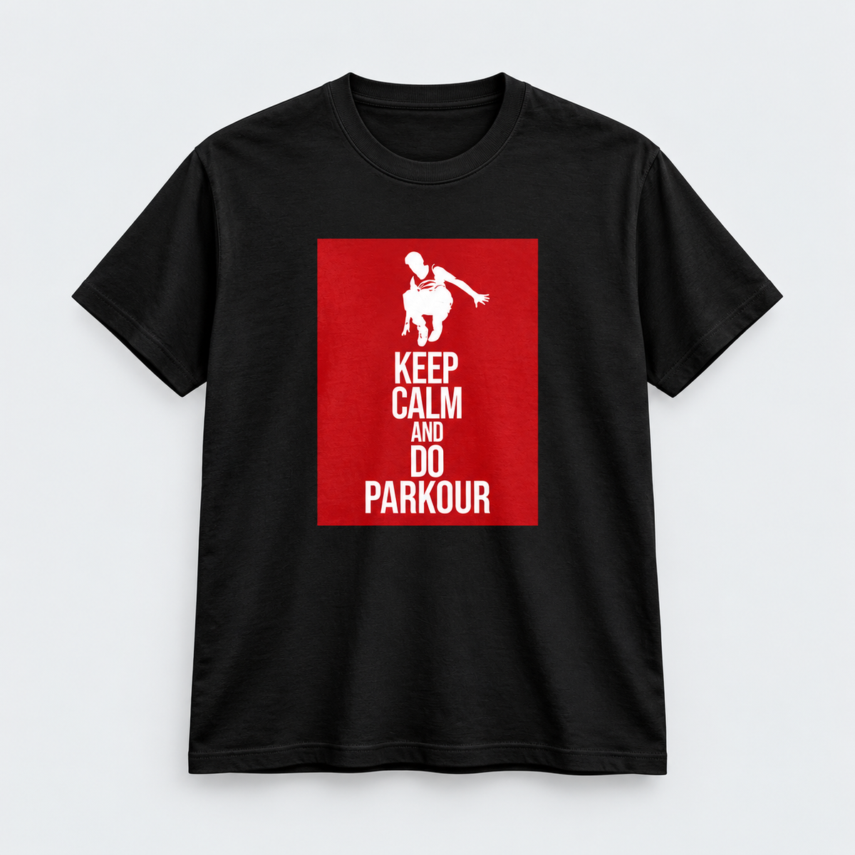 "Keep Calm and Do Parkour" T-shirt – Sort med Rød Statement Tekst – produktfoto på lys grå baggrund