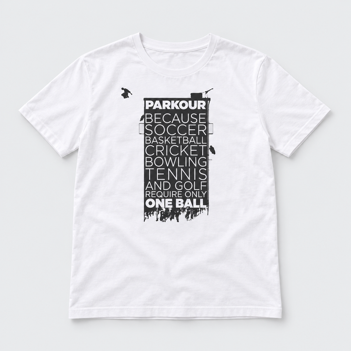 "Parkour takes BALLS..." T-shirt i hvid/sort – produktfoto på lys grå baggrund