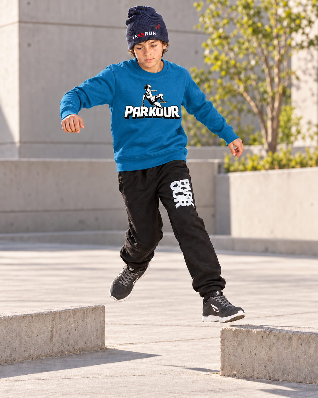 Blå Traceur-sweatshirt – i brug under parkourtræning.